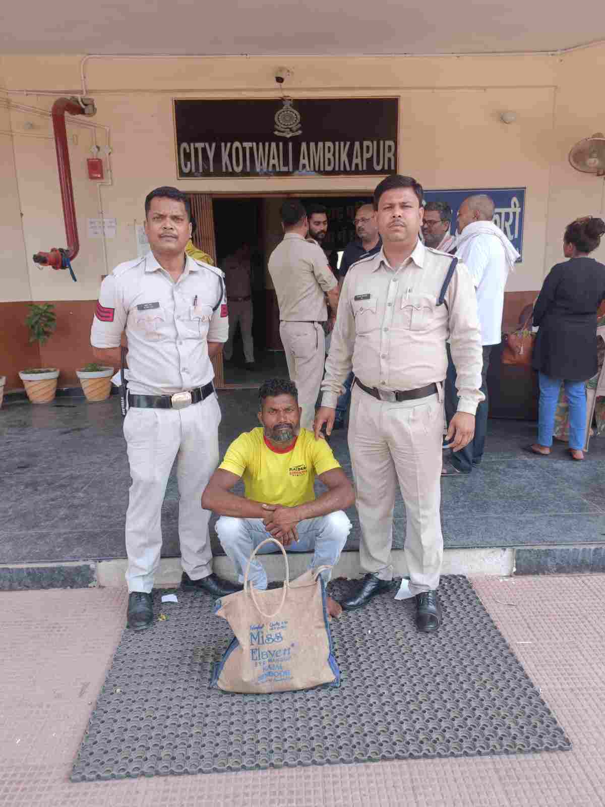 AMBIKAPUR : अवैध महुआ शराब के साथ एक तस्कर गिरफ्तार
