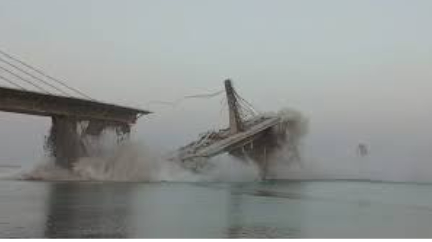 BIHAR : करोड़ों की लागत से गंगा नदी पर बन रहा पुल धरासायी, 3 पिलर भी नदी में गिरे