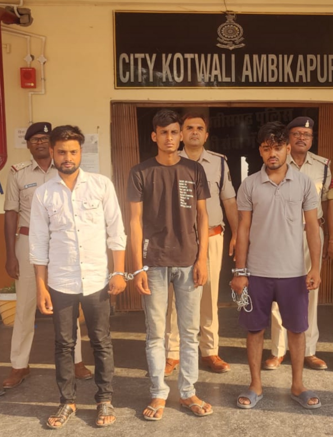 AMBIKAPUR : चार लोगों पर धारदार हथियार से जानलेवा हमला, तीन गिरफ्तार, अन्य की तलाश में जुटी पुलिस