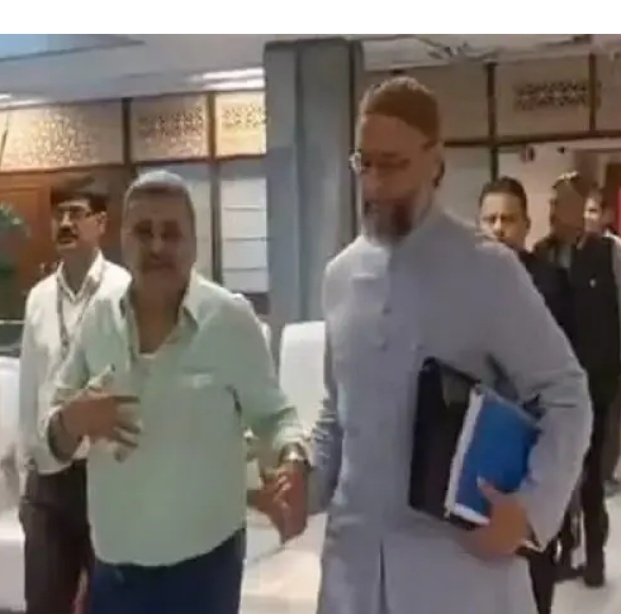 वक्फ संशोधन विधेयक की बैठक में भाजपा और टीएमसी के सांसदों के बीच झड़प...झड़प में टीएमसी सांसद कल्याण बनर्जी हुए चोटिल
