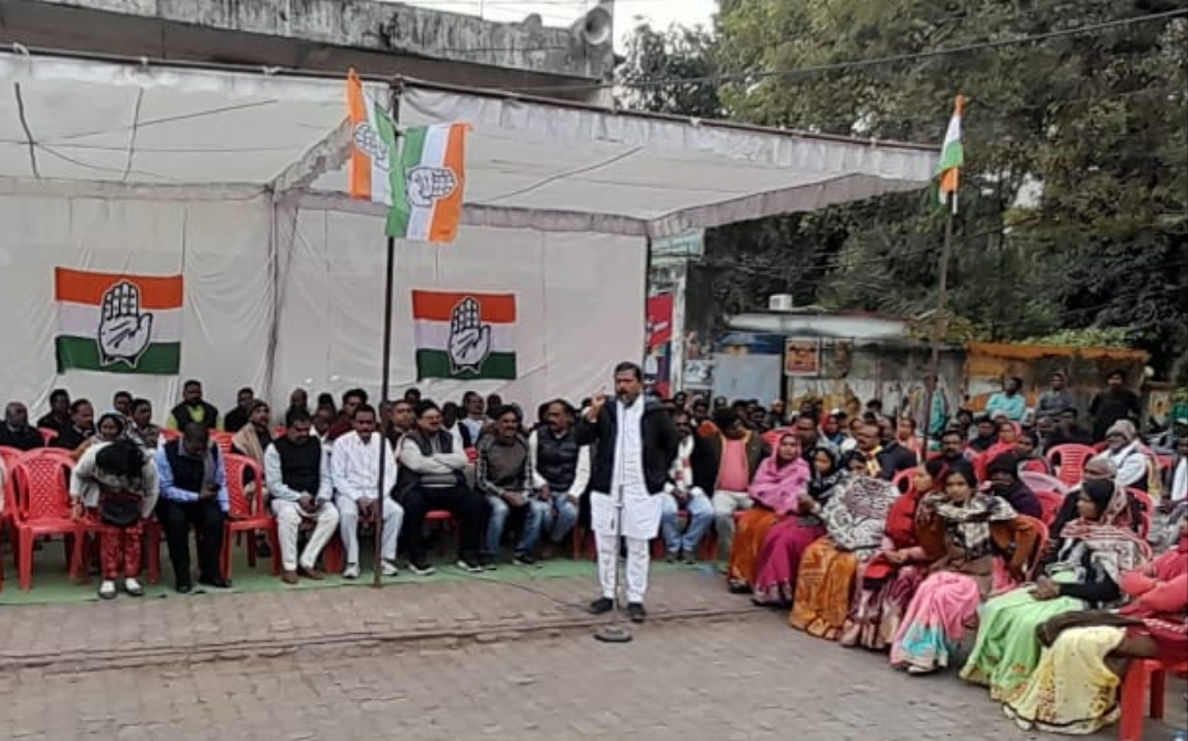 AMBIKAPUR : पंचायत चुनाव में अन्य पिछड़ा वर्ग के आरक्षण समाप्त करने के विरोध में DCC का एक  दिवसीय धरना प्रदर्श