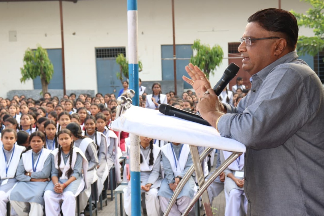 AMBIKAPUR : पुलिस अधीक्षक सरगुजा द्वारा छात्र छात्राओं को police key word के बारे मे जानकारी देकर किया गया जागरूक